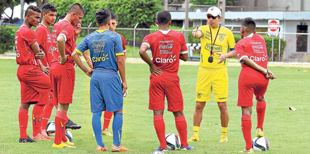 El cuerpo t&eacute;cnico de la Selecci&oacute;n Ecuatoriana Sub-17 sigue observando jugadores para el Mundial de Chile. Foto: Tomado de Andes