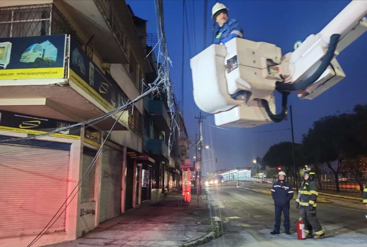 Incendio de cableado en la avenida Amazonas en Quito