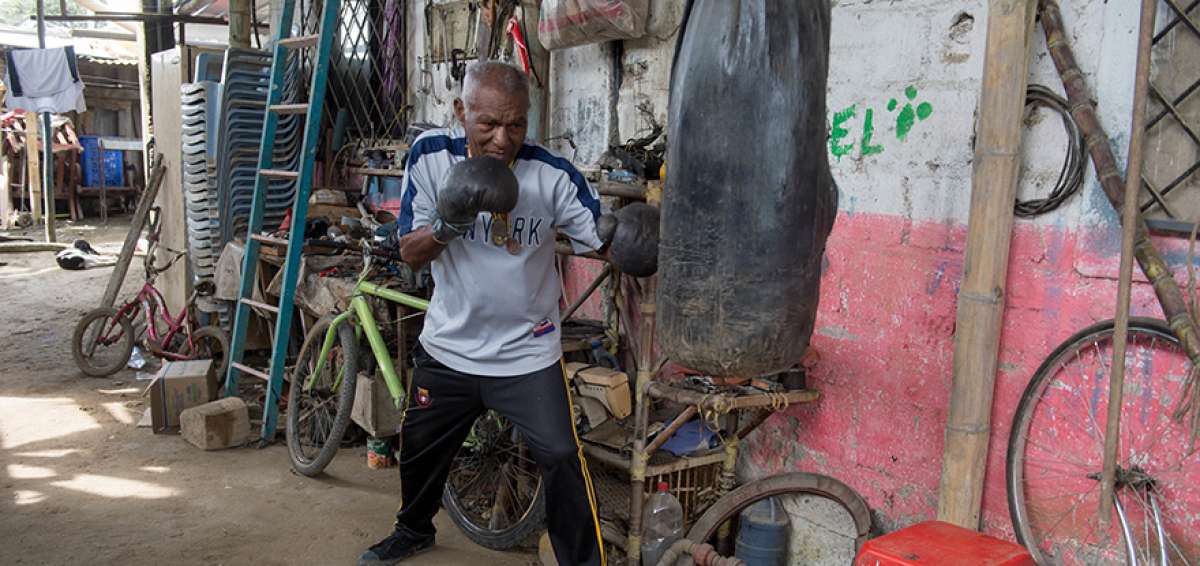 El excampe&oacute;n continental de boxeo conserva a&uacute;n su parada de peleador y golpea de vez en cuando un viejo saco. Entre sus anhelos est&aacute; fundar una escuela para ense&ntilde;ar a las nuevas generaciones.  