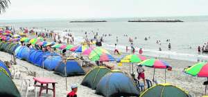 Los due&ntilde;os de negocios en la playa de Jambel&iacute;, provincia de El Oro, esperan que la afluencia de turistas supere sus expectativas.