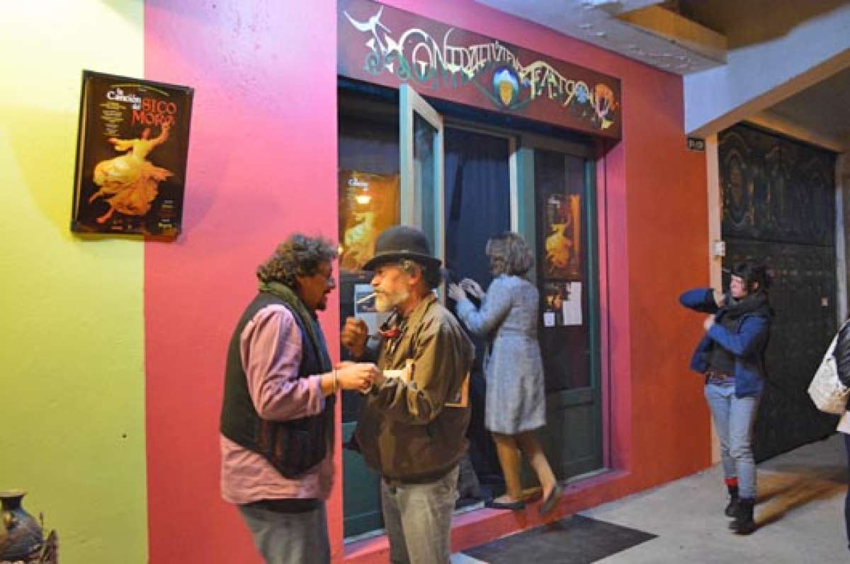 Patricio Vallejo, director de Contraelviento y Juan Monsalve, director del Teatro de la Memoria, antes de ingresar a la nueva sala. Foto: Cortes&iacute;a Hong I Yang.