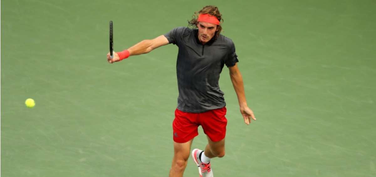 El tenista griego Stefanos Tsitsipas volea durante el partido en primera ronda del Abierto de Estados Unidos. 