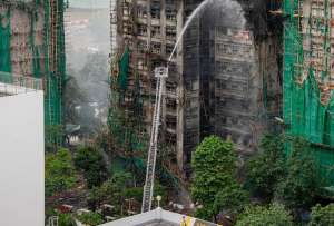 Al menos 1250 efectivos sofocan las llamas en los complejos habitacionales de Hong Kong. 