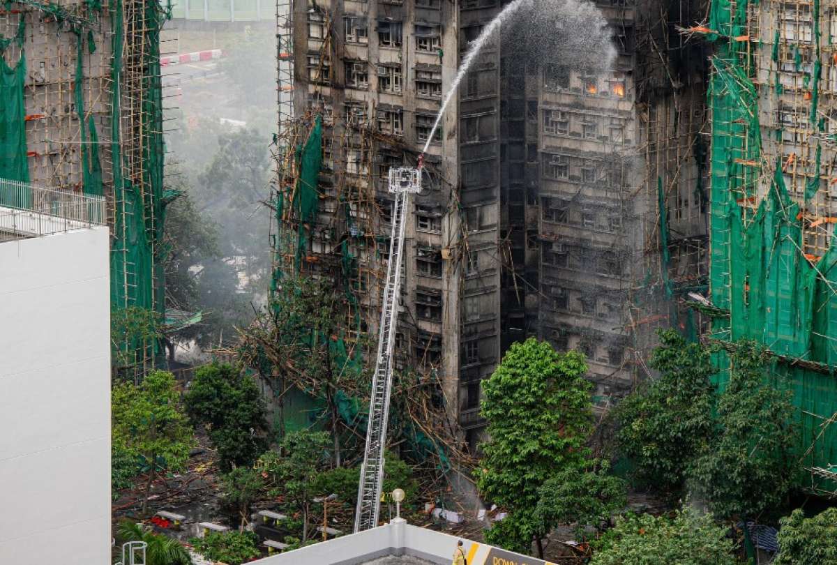 Al menos 1250 efectivos sofocan las llamas en los complejos habitacionales de Hong Kong. 