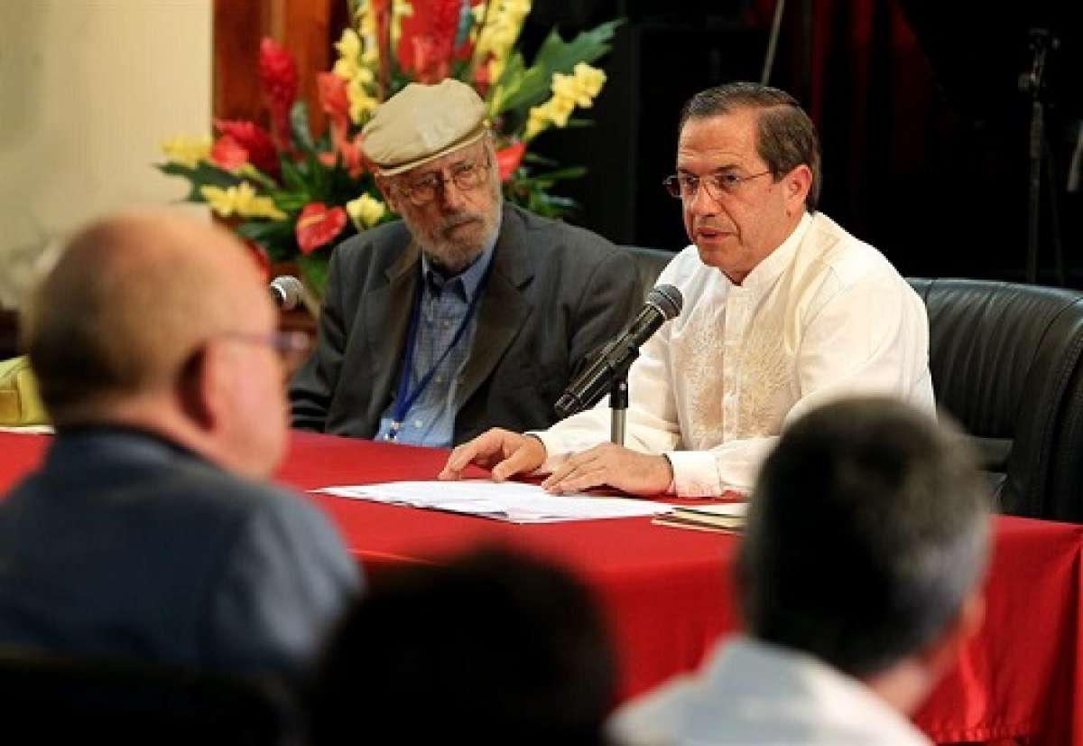  El canciller ecuatoriano, Ricardo Pati&ntilde;o (d), acompa&ntilde;ado del presidente de la Casa de las Am&eacute;ricas, el poeta cubano Roberto Fern&aacute;ndez Retamar (i), presenta el libro Ecuador de Banana Republic a la No Rep&uacute;blica. Foto: EFE