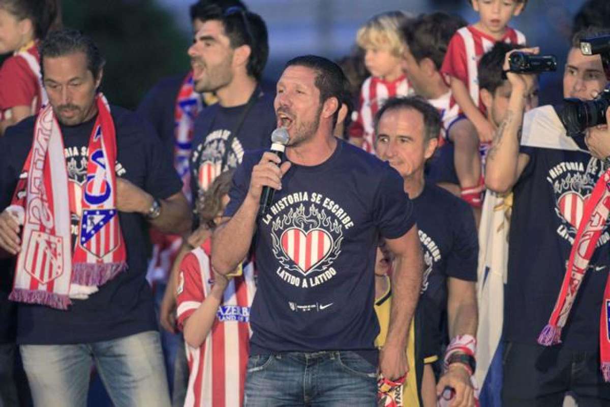 Instantes en los que el Cholo se dirig&iacute;a a la hinchada del Atleti. Foto: EFE