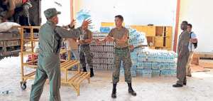 Soldados ecuatorianos organizan las botellas de agua que entregar&aacute;n a los damnificados de Manab&iacute;.