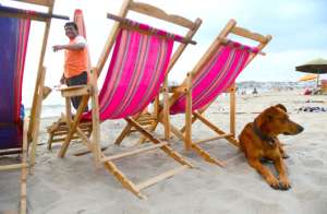 Jos&eacute; Luis Ponce, comerciante de Playas, desde la medianoche del s&aacute;bado instalar&aacute; carpas y parasoles para los turistas. Foto: Miguel Castro