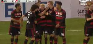 Los jugadores del Leverkusen celebran la victoria conseguida en el primer partido de la Florida Cup ante el Independiente Santa Fe.