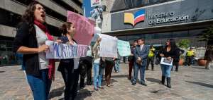Padres realizaron plant&oacute;n en Quito