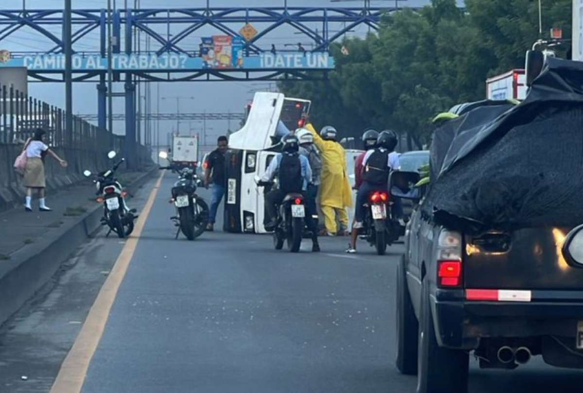 La congesti&oacute;n vehicular se extendi&oacute; varios metros sobre la av. Perimetral tras el siniestro registrado este jueves.