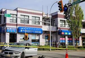 Impactante accidente en Canad&aacute;: una moto qued&oacute; colgada de un poste de sem&aacute;foro 