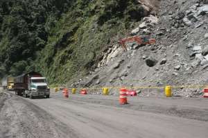 Alrededor 80 mil m&sup3; de lodo y piedras cayeron desde el 19 de marzo en al menos 100 deslaves, a lo largo de la v&iacute;a. Foto: Cortes&iacute;a