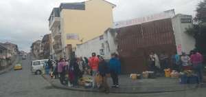 Los ciudadanos cuencanos se quejan de que se han quedado sin espacios para caminar. El Municipio ofrece puestos a los vendedores.
