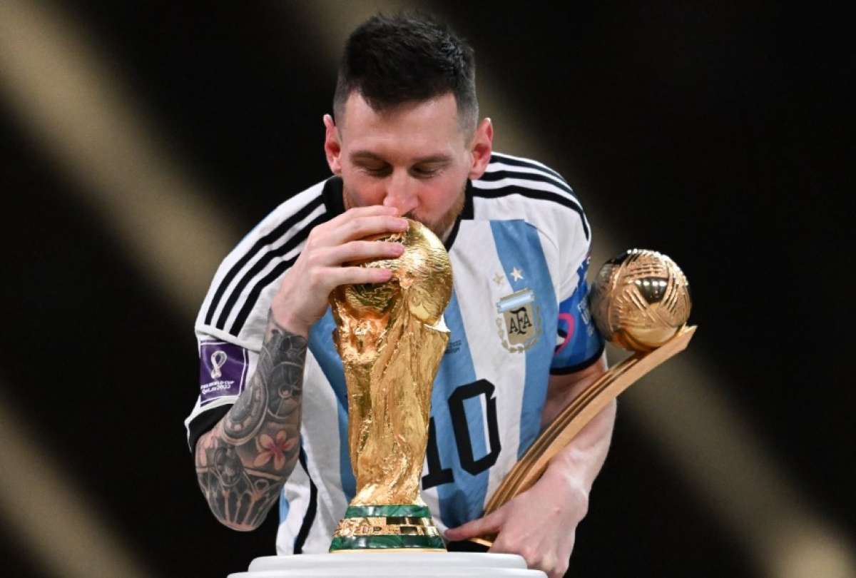 Lionel Messi toca la Copa Mundial, tras vencer en penales a Francia.