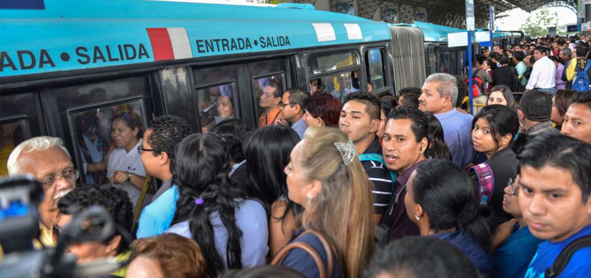 Vista panor&aacute;mica de la estaci&oacute;n de la Metrov&iacute;a R&iacute;o Daule, en la ciudad de Guayaquil. Miles de personas deben desplazarse, a diario, hacia sus destinos desde ese lugar.