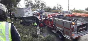 El personal de emergencia asiste a las v&iacute;ctimas del choque.