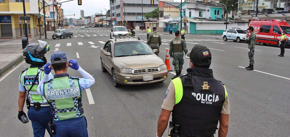 En diversos puntos de Guayaquil se realizan operativos para controlar que  se cumpla el estado de excepci&oacute;n.
