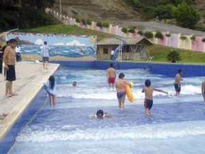 La piscina que hace olas artificiales es uno de los atractivos m&aacute;s visitados por los ni&ntilde;os y los adultos. Foto: Elizabeth Maggi/ Para El Tel&eacute;grafo
