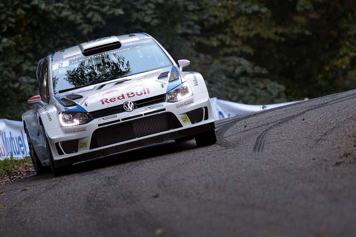 Jari-Matti Latvala busca acortar distancia con Ogier en la tabla general del mundial de rally. Foto: AFP