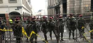 Integrantes de la Brigada Patria refuerzan cerco en alrededores del Palacio de Carondelet ante la cercan&iacute;a de manifestantes.
