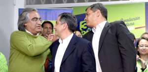 El prefecto (izq.) Gustavo Baroja fue reelecto en Pichincha, noticia que celebr&oacute; junto a Augusto Barrera y el presidente Rafael Correa, en la sede de Alianza PAIS. Foto: Marco Salgado |  El Tel&eacute;grafo
