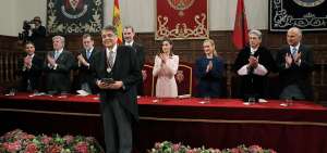 Ram&iacute;rez, con un cresp&oacute;n negro en su solapa y tono grave, record&oacute; la situaci&oacute;n de su pa&iacute;s al arribar al paraninfo de la Universidad de Alcal&aacute; de Henares.