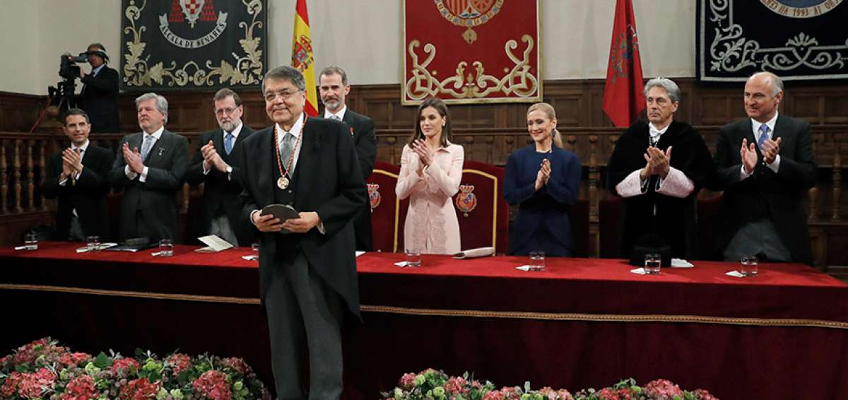 Ram&iacute;rez, con un cresp&oacute;n negro en su solapa y tono grave, record&oacute; la situaci&oacute;n de su pa&iacute;s al arribar al paraninfo de la Universidad de Alcal&aacute; de Henares.