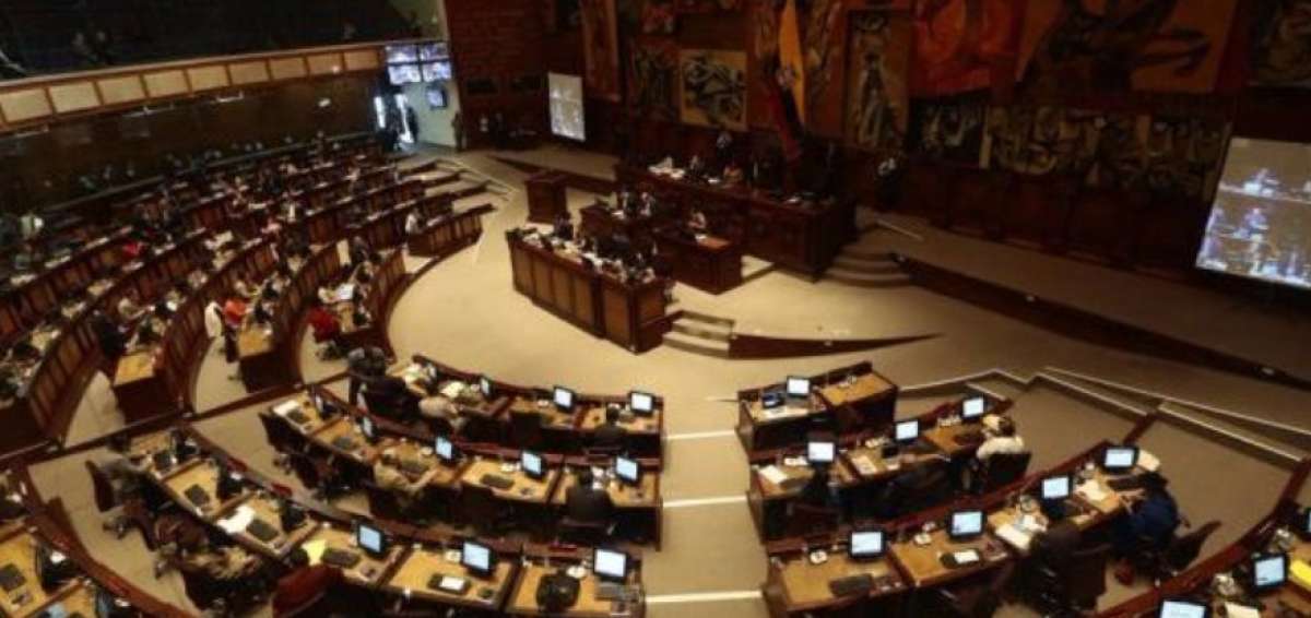 Asamblea Nacional condecora personajes ilustres de Azuay