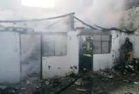 Incendio consume un inmueble en el sur de Quito