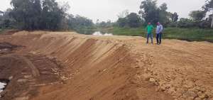 El muro de contenci&oacute;n tiene un ancho de 15 metros y permite direccionar las aguas del afluente hacia la represa Chilintomo. 