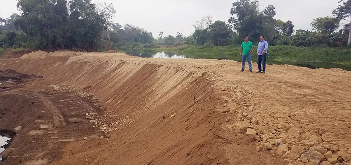 El muro de contenci&oacute;n tiene un ancho de 15 metros y permite direccionar las aguas del afluente hacia la represa Chilintomo. 