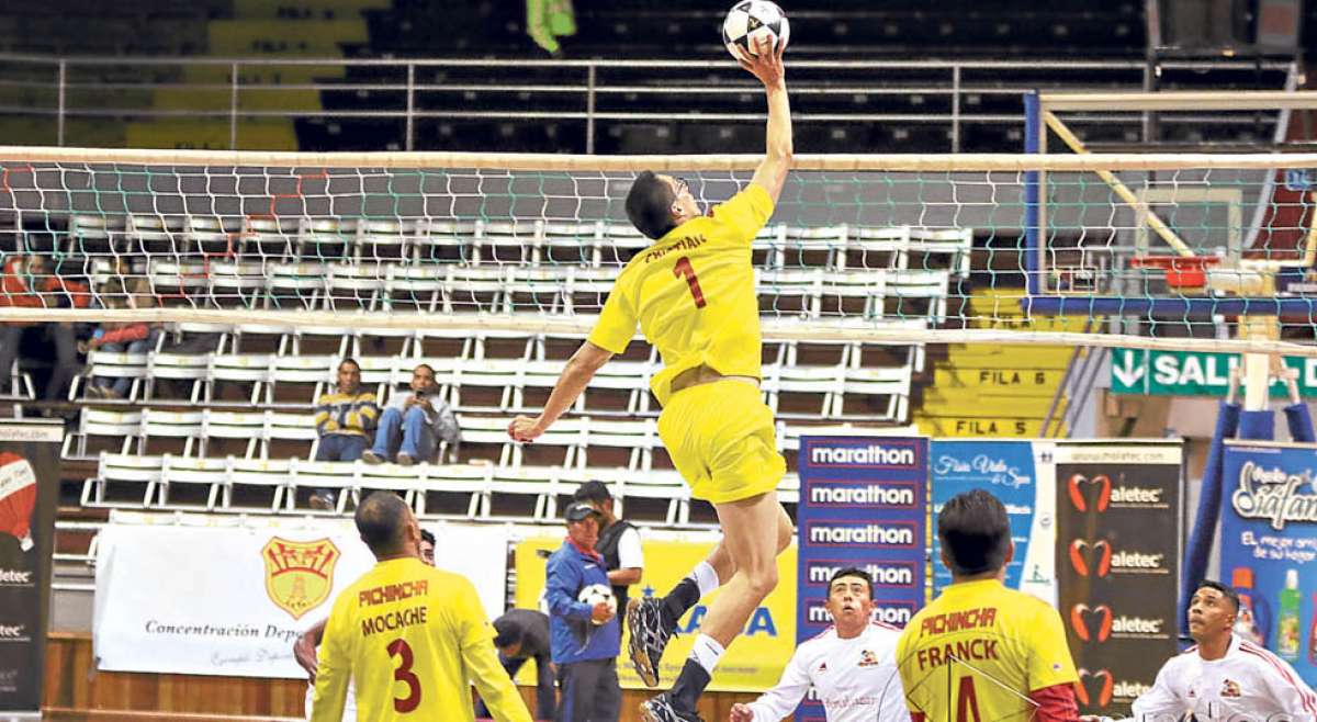 El jugador de Concentraci&oacute;n Deportiva de Pichincha (CDP), Cristian Calle (1), intenta colocar un bal&oacute;n durante la final del campeonato de ecuavoley. Foto: Cortes&iacute;a Agencia Andes