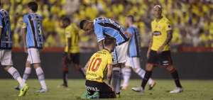 Dami&aacute;n D&iacute;az se lamenta tras errar una opci&oacute;n de gol. Atr&aacute;s observa la acci&oacute;n Ariel Nahuelp&aacute;n.