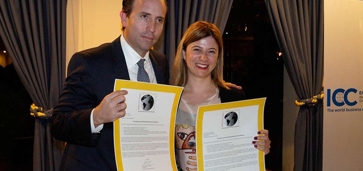 Patricio Alarc&oacute;n, presidente de la C&aacute;mara de Comercio de Quito y Bibiana Aido, representante de ONU Mujeres.