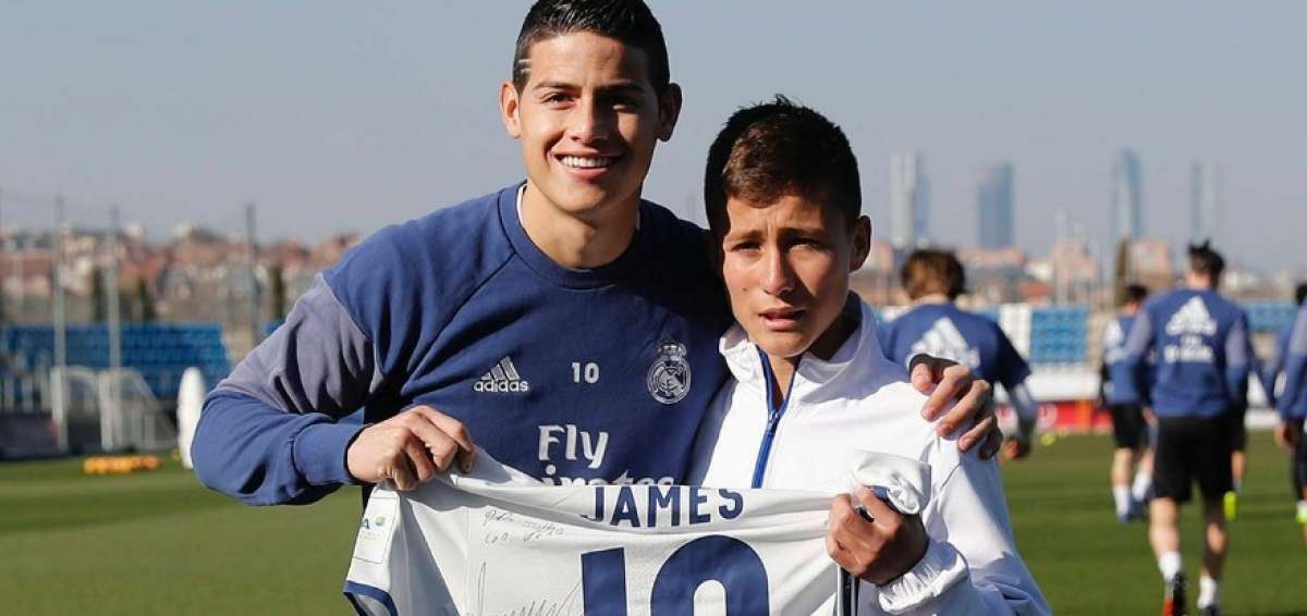 Joven colombiano que ayud&oacute; en rescate del Chapecoense visita al Real Madrid