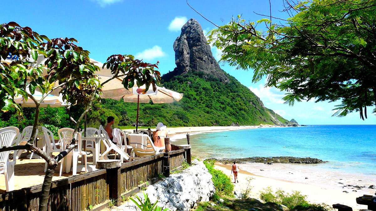 Fernando de Noronha es un archipi&eacute;lago volc&aacute;nico a unos 350 kil&oacute;metros en la costa nordeste de Brasil.