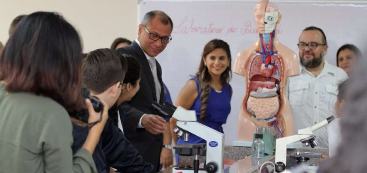 Las autoridades recorrieron las instalaciones del Colegio Guayaquil. 