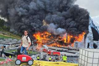 El escenario del Tomorrowland en Bélgica está en llamas. 