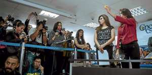 Funcionarias del Cpccs muestran las bolitas que se utilizaron para sortear a quienes saldr&aacute;n del CNE. Foto:  Miguel Jim&eacute;nez / El Tel&eacute;grafo.