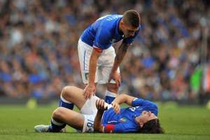 Riccardo Montolivo (en el piso) luego del choque con el irland&eacute;s Jeff Hendrick. Foto: EFE