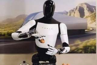 El robot es capaz de entender comandos gracias a la inteligencia artificial y realizar pequeñas tareas domésticas.