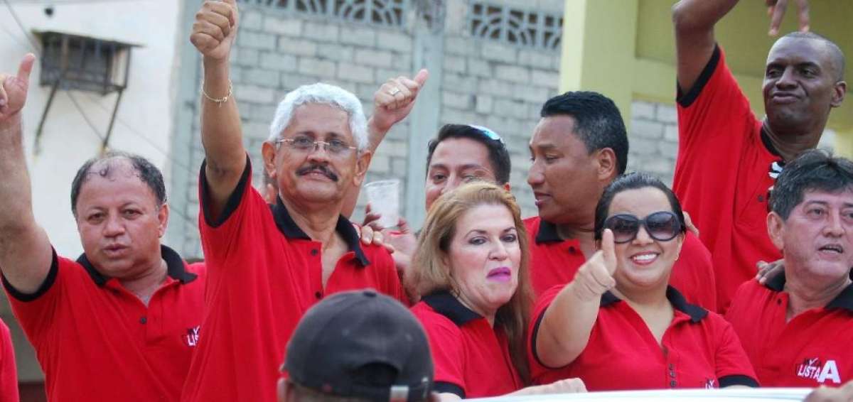 Homero Cervantes y Karen Guevara durante un recorrido por las calles luego de su elecci&oacute;n en la nueva directiva de la C.C. Esmeraldas.