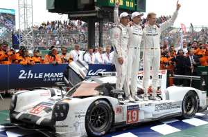 Partiendo desde la segunda fila de la parrilla de salida, el Porsche N&ordm;19 no sufri&oacute; ning&uacute;n problema mec&aacute;nico y sus pilotos no cometieron ning&uacute;n error. Foto: Agencia AFP