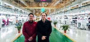 Diego Vega (derecha), jefe de la Oficina Comercial de Proecuador en Shangh&aacute;i, visit&oacute; JAC Motors en China.
