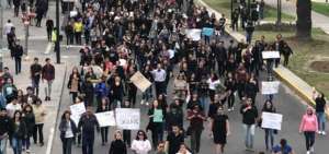 En Quito hubo una marcha por la violencia contra la mujer, tras la violaci&oacute;n grupal de Martha y el femicidio de Diana Carolina.