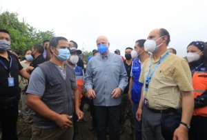 Alfredo Borrero (centro), vicepresidente de la República, durante la visita en Cotopaxi