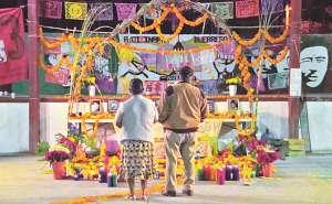 Los padres y familiares de los desaparecidos estuvieron en la primera fila de la Cineteca de M&eacute;xico, donde se estren&oacute; el trabajo cinematogr&aacute;fico. Foto: proceso.com.mx