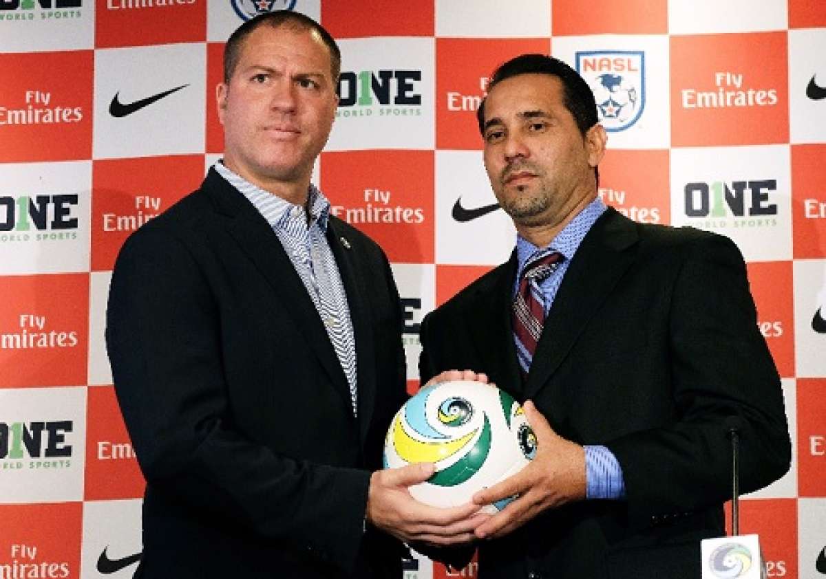 Giovanni Savarese (i), de los Cosmos, y Walter Ben&iacute;tez, de la selecci&oacute;n nacional cubana de f&uacute;tbol. Foto: AFP