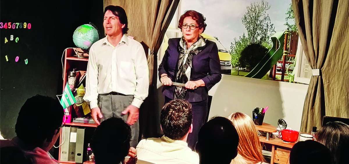Los actores tienen una din&aacute;mica que mantiene a la expectativa, con Boschetti interactuando con el p&uacute;blico y Bustamante manejando la euforia con una regla.